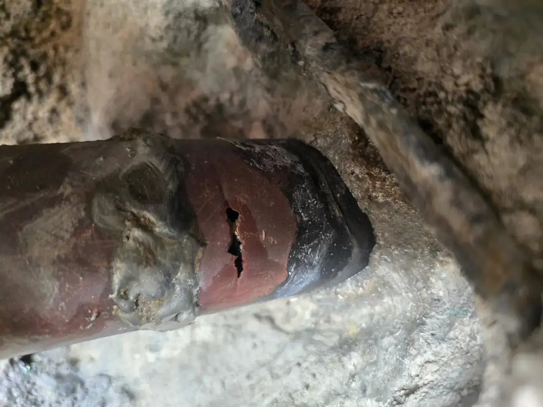 수도배관 이음부 부식으로 인한 누수 지점