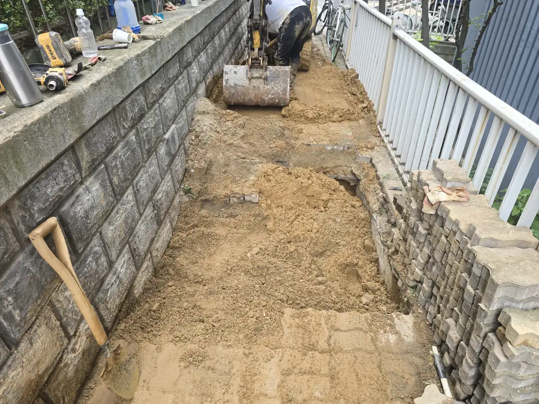 계단 옆 매설 배관의 옥외누수 지점을 확인하는 현장